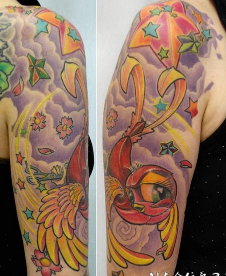 大臂上云层中飞舞的燕子纹身图案