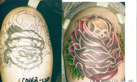 大臂上玫瑰花蕊中的骷髅纹身图案