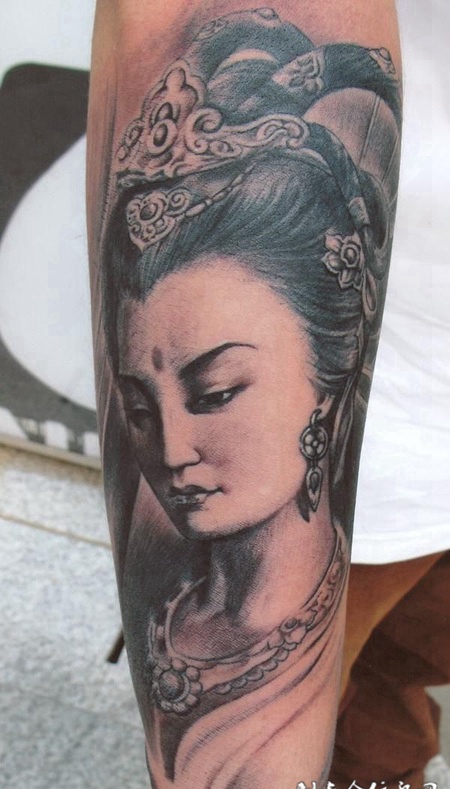 小臂上的敦煌神女纹身图案