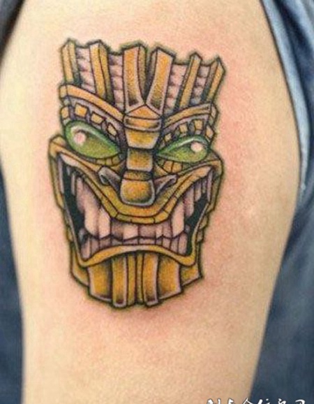 大臂上的雕塑纹身图案