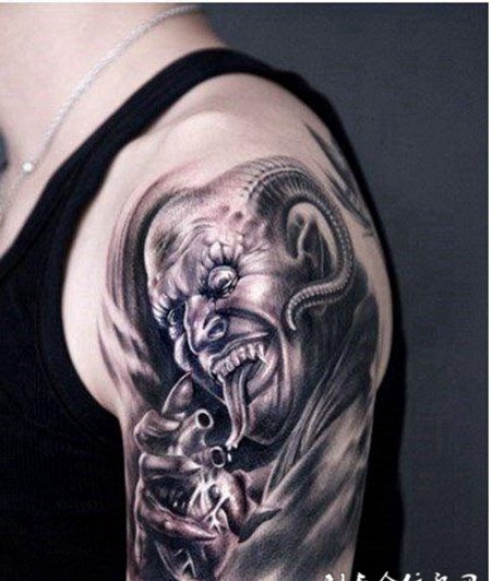 大臂抓着心脏的恶魔纹身图案