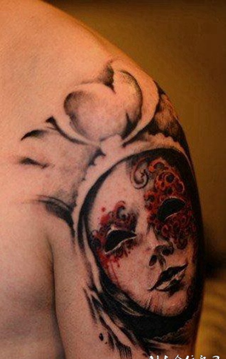 大臂上的公主面具纹身图案