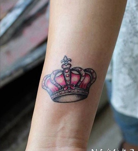 手腕上的粉色皇冠纹身图案