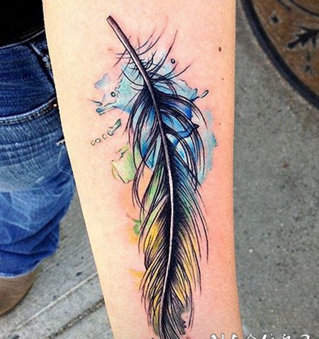 小臂上的彩色羽毛纹身图案