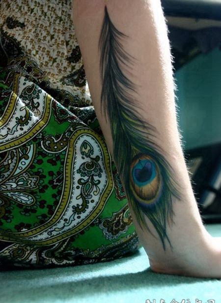 小臂上的孔雀羽毛纹身图案