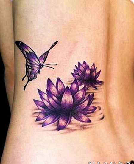 腰侧的蝴蝶莲花纹身图案