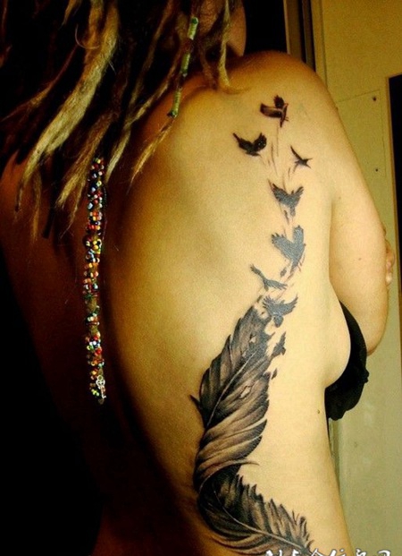 后背上的羽毛化鸟纹身图案