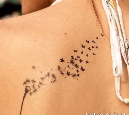 后背上的蒲公英纹身图案