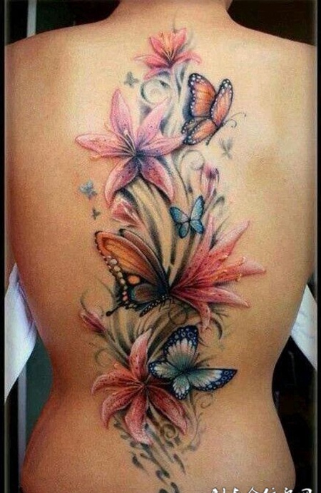 后背上的花朵纹身图案