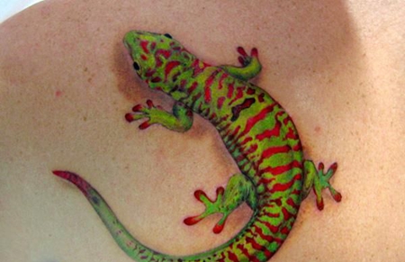 背部绿色蜥蜴纹身图案