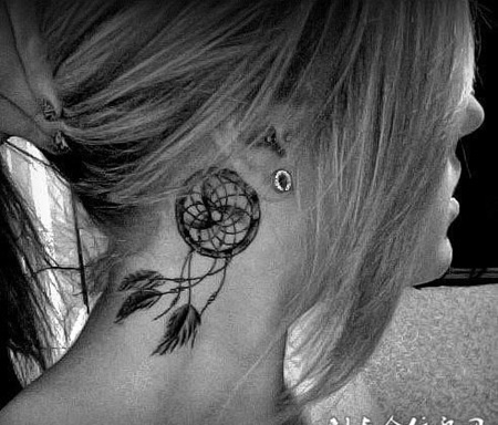 耳朵后的羽毛挂饰纹身图案