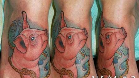 脚面上的小猪纹身图案
