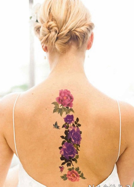 后背上的一束花纹身图案