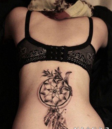 后腰上的羽毛挂饰纹身图案
