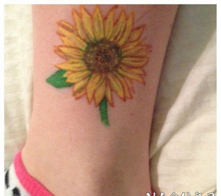 小腿上的向日葵纹身图案