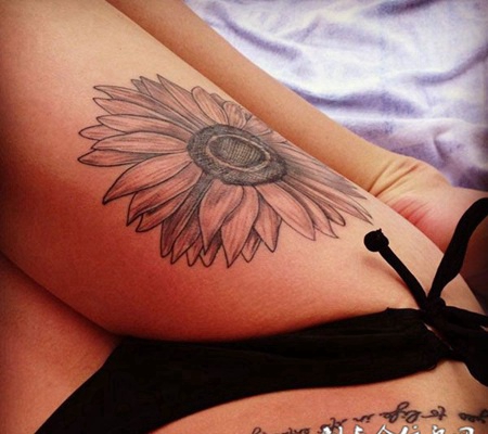 大腿上的向日葵的纹身图案