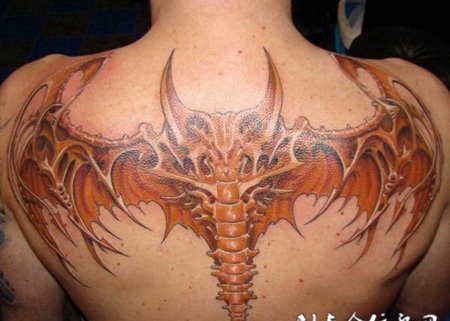 后背上的蝙蝠纹身图案