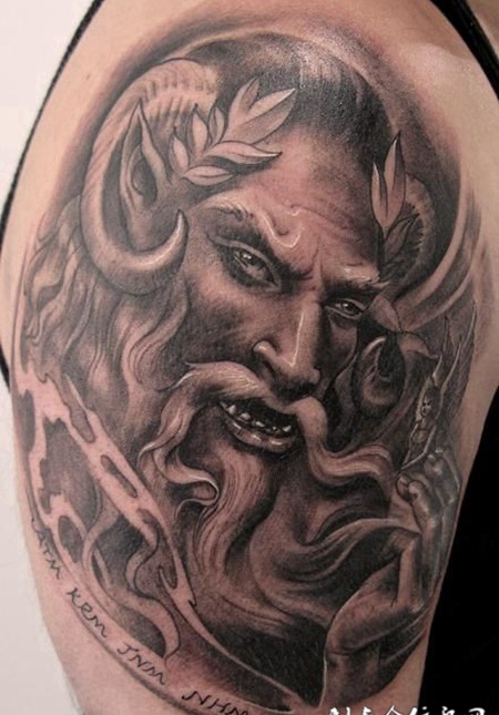 大臂上的羊角恶魔纹身图案
