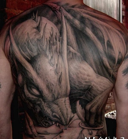 满背吞食小孩的怪兽纹身图案