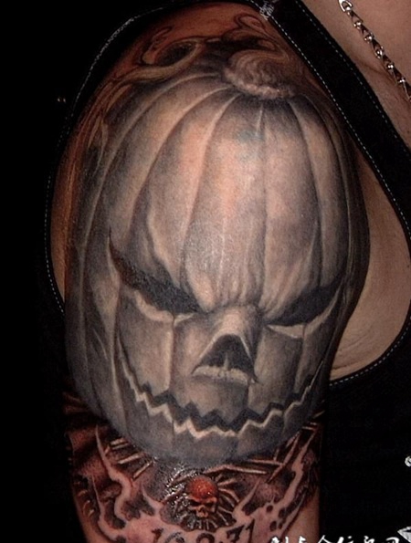 大臂上的南瓜怪纹身图案