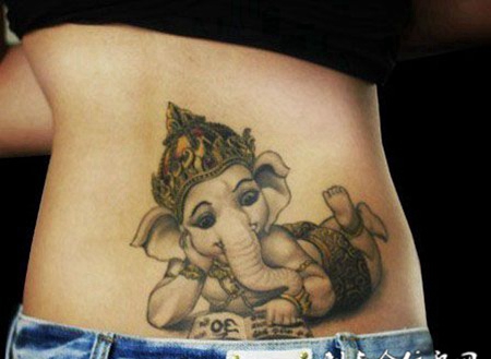 后腰上的象神纹身图案