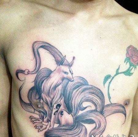 胸前的九尾狐纹身图案