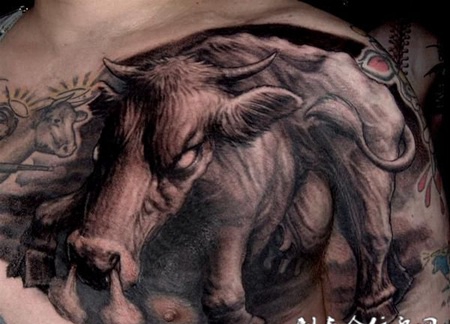 胸前的牛头纹身图案