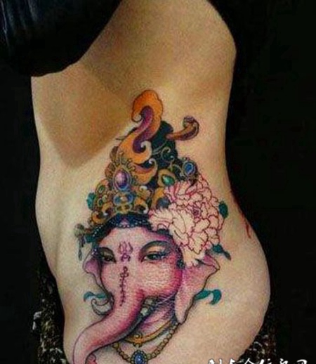 腰侧的牡丹象头神纹身图案