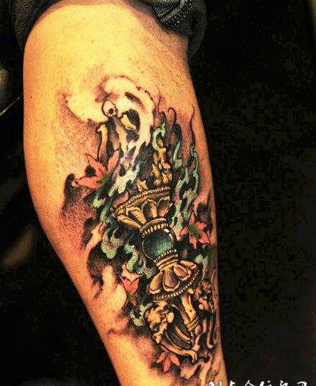 小腿上的金刚佛杵纹身图案