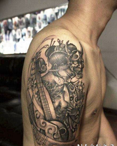 大臂上的般若艺妓纹身图案