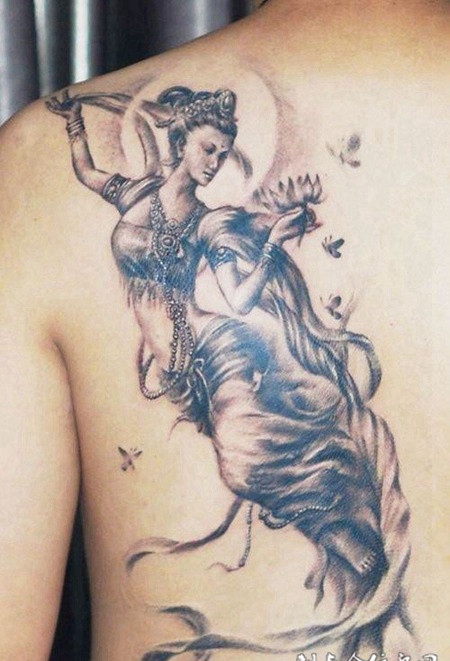 后背上的敦煌神女纹身图案