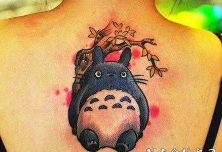 后背上的龙猫纹身图案