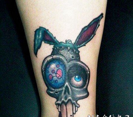 小臂上的骷髅兔斯基纹身图案