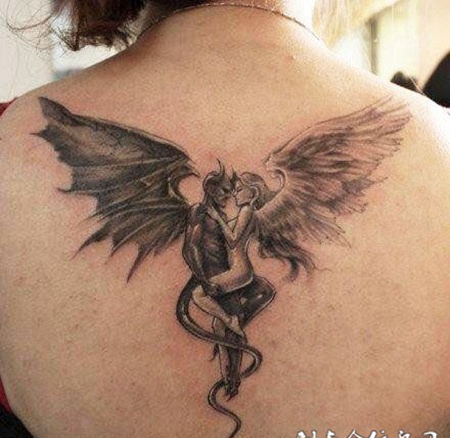 后背上的天使与恶魔的纹身图案