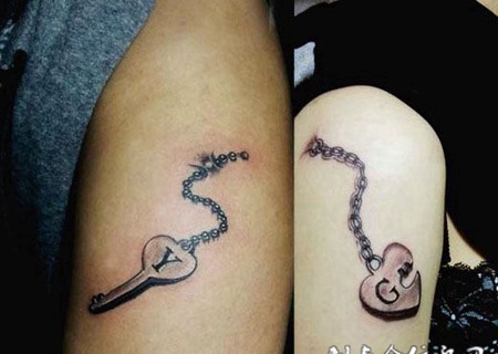大臂上的钥匙与锁情侣纹身图案