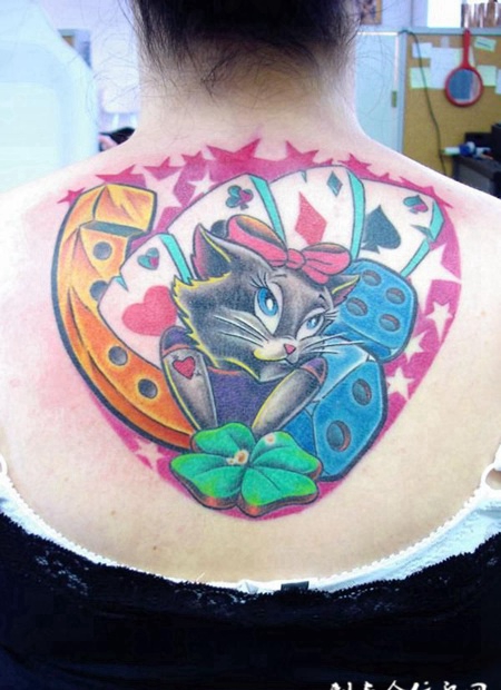 后背上的猫咪扑克纹身图案