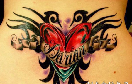 后腰上的丝带心纹身图案