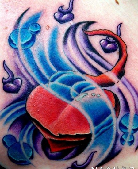 后腰上的心纹身图案