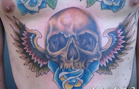 胸前长翅膀的骷髅头纹身图案