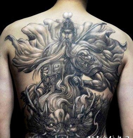 后背上的骑龙关羽纹身图案