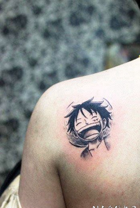 肩膀上的路飞头像纹身图案