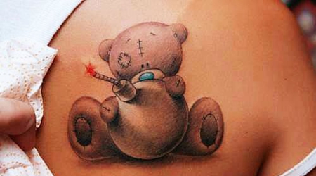 肩部性感熊娃娃纹身图案