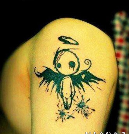 大臂上小天使纹身图案