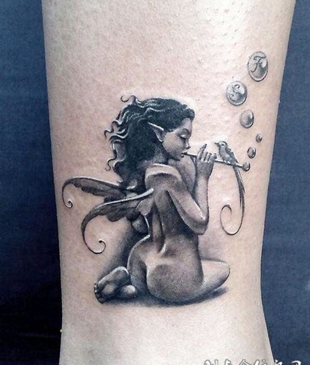 小腿上的美女恶魔纹身图案