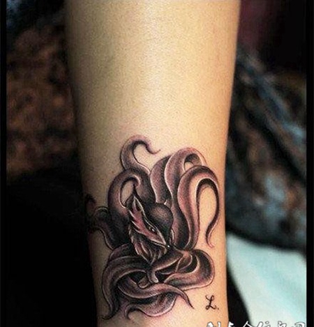 小腿上的九尾狐狸的纹身图案