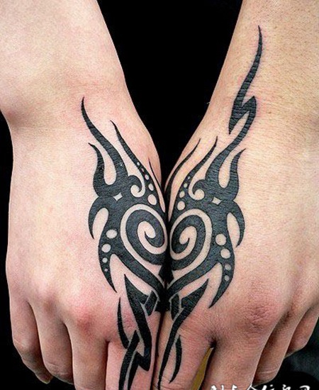 手上的情侣心图腾纹身图案