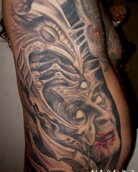 腰侧的恶魔机械纹身图案