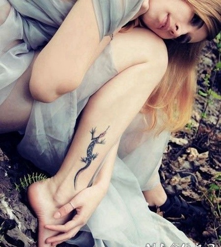 小腿上的蜥蜴纹身图案