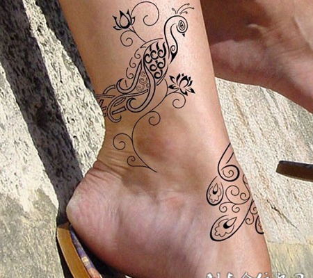 脚踝上的孔雀图腾纹身图案