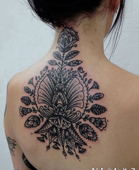 后背上的抽象图腾纹身图案